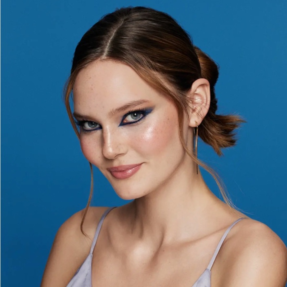 Stila Offshore Blue Smoky Eyeliner Look